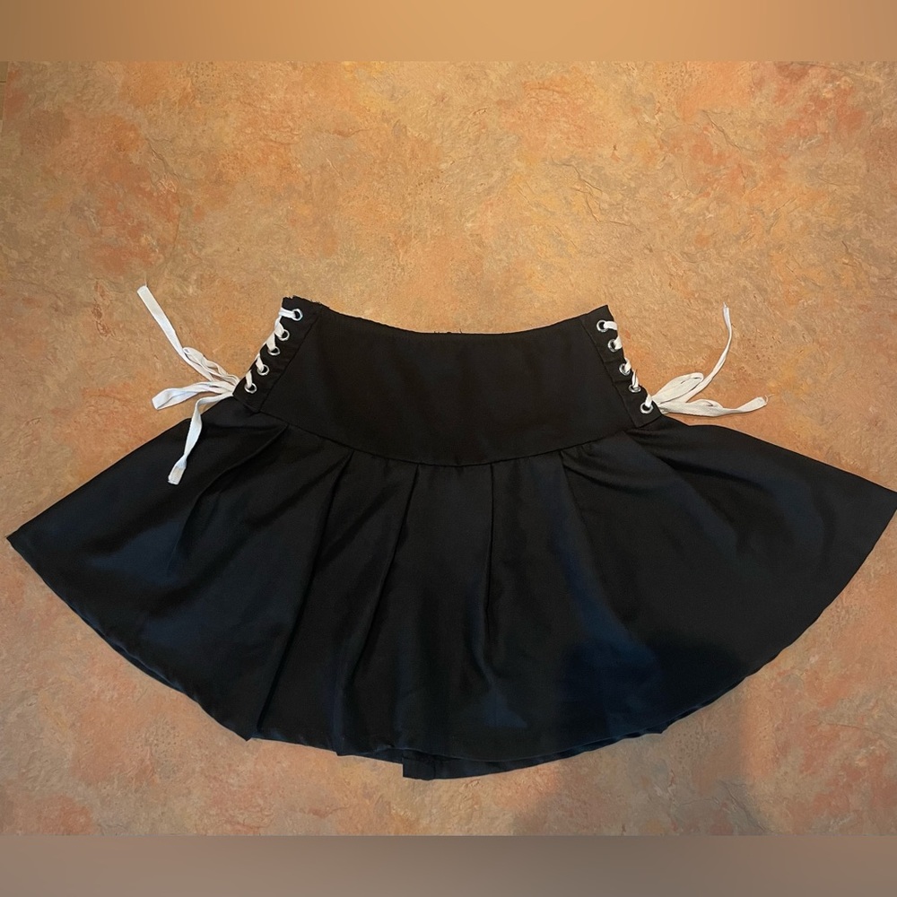 Hot Topic Black & White Lace-Up Pleated Skirt